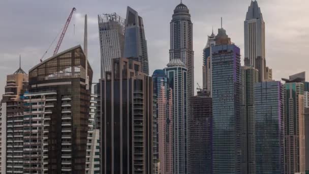 Vista de varios rascacielos y torres en Dubai Marina desde arriba timelapse aéreo — Vídeos de Stock