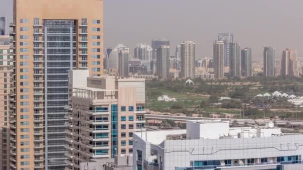Dubai Golf Course con un paisaje urbano de Gereens y los distritos de tecom en el timelapse aéreo de fondo — Vídeos de Stock