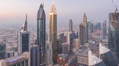 Şeyh Zayed Road ve Difc havadan dubai, Bae gece timelapse binaların Silueti.