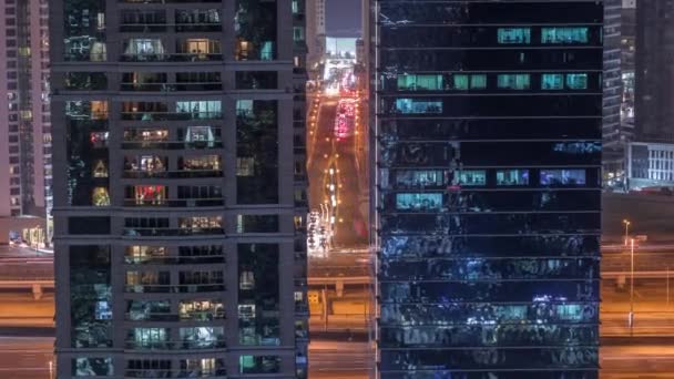 Lakó-és irodaházak Jumeirah tó tornyok kerületi éjszakai TimeLapse Dubaiban — Stock videók