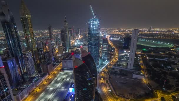 Skyline dos edifícios da Sheikh Zayed Road e DIFC noite aérea timelapse em Dubai, Emirados Árabes Unidos . — Vídeo de Stock