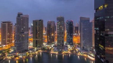 Jumeirah göl kuleleri konut ve ofis binaları Dubai'de gündüz timelapse ilçe gece