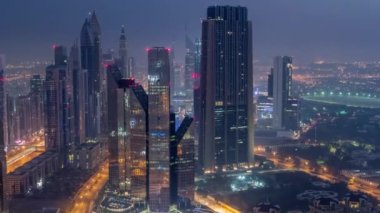 Modern gökdelenler gece gündüz timelapse ile Dubai Uluslararası Finans Merkezi ilçe