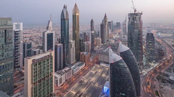 Skyline az épületek a Sheikh Zayed Road és a DIFC légi nap az éjszakai TimeLapse Dubai, UAE. — Stock videók