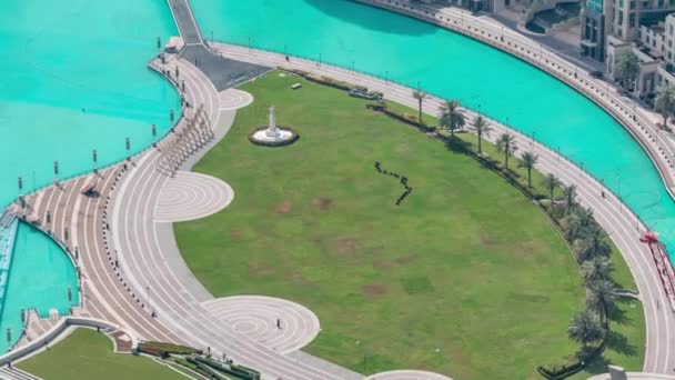 Vista superior de perto da ponte sobre o lago artificial e algumas pessoas andando no parque — Vídeo de Stock