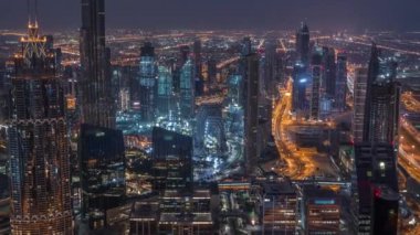 Dubai Downtown silueti fütüristik cityscape birçok gökdelenler ve Burj Khalifa hava gece gündüz timelapse ile.