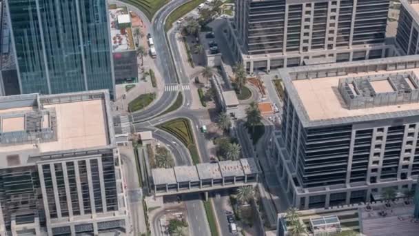 दुबई डाउनटाउन स्ट्रीट समयरेखा के आसपास व्यस्त यातायात और कार्यालय इमारतों के साथ . — स्टॉक वीडियो