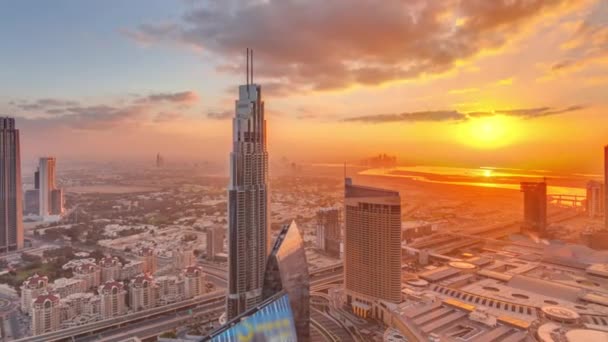 Dubai şehir merkezindeki gökdelenlerin muhteşem gün doğumu havadan görünümü sabah saatinde, Dubai, Birleşik Arap Emirlikleri — Stok video