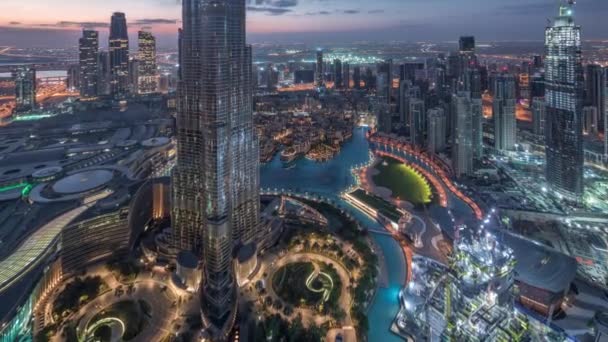 Increíble vista aérea de los rascacielos del centro de Dubái noche a día timelapse, Dubái, Emiratos Árabes Unidos — Vídeos de Stock