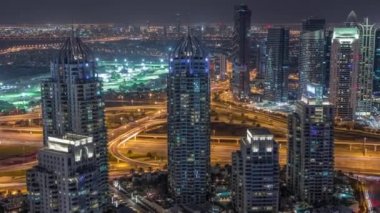 Dubai Marina gökdelenleri ve Jumeirah göl kuleleri Birleşik Arap Emirlikleri 'nin en üst düzey hava gece zaman çizelgesinden görünüyor..