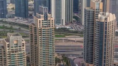 Dubai Marina gökdelenleri ve Jumeirah göl kuleleri Birleşik Arap Emirlikleri 'nin en üst düzey hava zaman aralığından görünüyor..