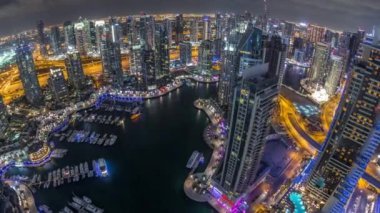 Dubai Marina gökdelenleri ve Jumeirah göl kuleleri Birleşik Arap Emirlikleri 'nin en üst düzey hava gece zaman çizelgesinden görünüyor..