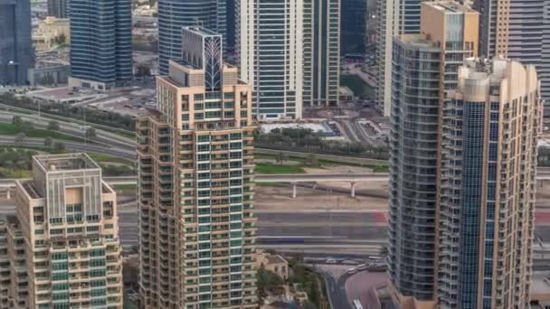 Dubai Marina wolkenkrabbers en jumeirah meer torens uitzicht vanaf de top luchtfoto timelapse in de Verenigde Arabische Emiraten. — Stockvideo