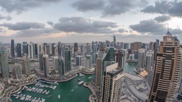 Dubai Marina rascacielos y torres de lago jumeirah vista desde la parte superior aérea del día a la noche timelapse en los Emiratos Árabes Unidos . — Vídeos de Stock