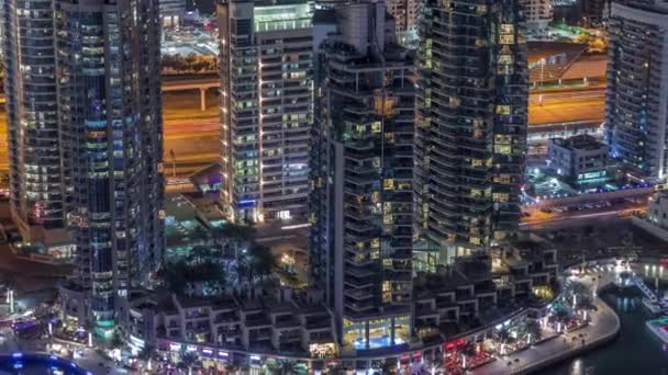 Dubai Marina rascacielos y torres de lago jumeirah vista desde la cima de la noche aérea timelapse en los Emiratos Árabes Unidos . — Vídeo de stock