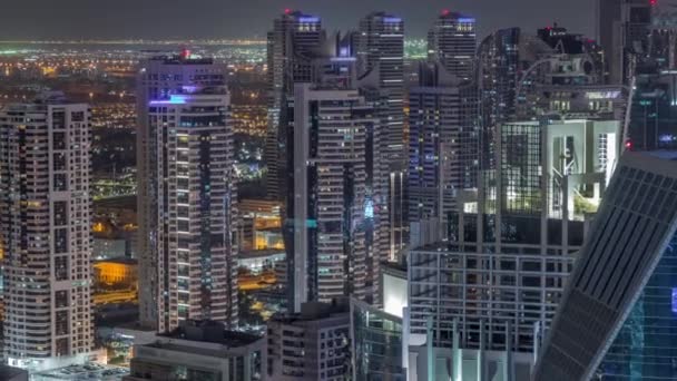 Dubai Marina rascacielos y torres de lago jumeirah vista desde la cima de la noche aérea timelapse en los Emiratos Árabes Unidos . — Vídeos de Stock