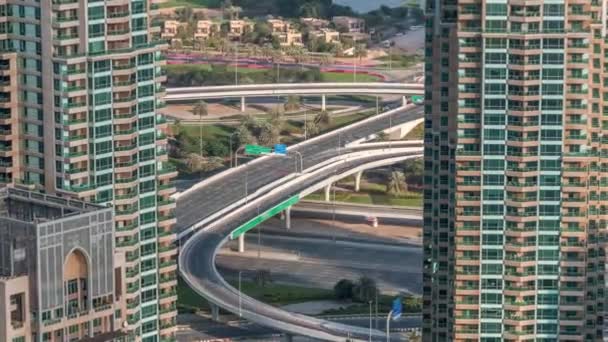 Dubaï Marina sortie d'autoroute entre les gratte-ciel, jonction spaghetti vue aérienne — Video