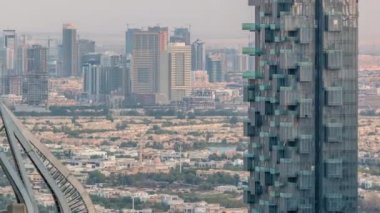 Dubai Marina akşam saatinin hava görüntüsü.