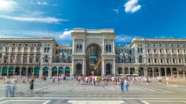 Galleria Vittorio Emanuele II timelapse Piazza del Duomo (Katedral Meydanı) üzerinde. Bu galeri turistik Milan 's. Yaz günü bulutlu gökyüzü mavi. İnsanlar meydanda