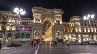 Gece görüş-in ışıklı Vittorio Emanuele II Galerisi timelapse Milan, İtalya. İnsanlar Meydanı Piazza Duomo girişine yakın.