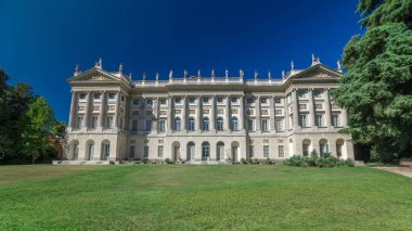 Milano, İtalya 'daki Galleria d' Arte Moderna zaman çizelgesi Giardini Di Villa Reale Comunale 'den görüntü. Önünde yeşil çimenler var. Yazın mavi gökyüzü