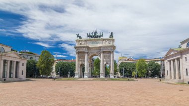 Piazza Sempione 'deki Arco della Pace (Simplon Meydanı' ndaki Barış Kemeri) zaman aşımı. Yaz günü mavi bulutlu bir gökyüzü. 1807 ve 1838 yılları arasında inşa edilmiş 25 metre yüksekliğinde ve 24 metre genişliğinde neoklasik bir zafer kemeridir..