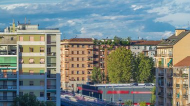Modern binalar Portello timelapse, Milan, İtalya, yeni bir alan içinde. Yolda üstten görünüm trafik ile. Mavi bulutlu gökyüzü yaz gün.
