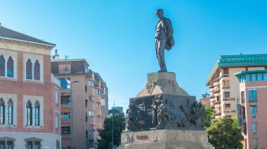 Giuseppe Verdi, heykeli önünde Casa Verdi timelapse Milan, İtalya. Yolda trafik. Yaz günü, mavi gökyüzü