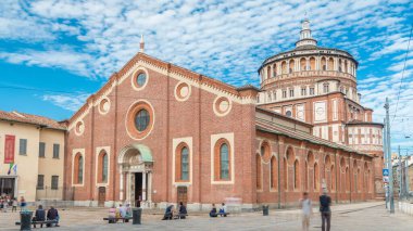 Santa Maria delle Grazie timelapse mavi bulutlu gökyüzü ile. Milan, İtalya. Etrafta dolaşan insanlar. Bu kilise ve bitişik Dominik manastır 15th yüzyıl boyunca inşa edildi.