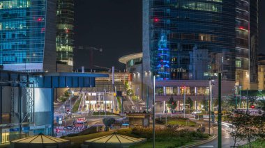 Milan Porta Nuova iş ilçe gece timelapse Milan, İtalya, güneş battıktan sonra içinde modern gökdelenler ile manzarası. Yolda trafik. Işık içinde pencere eşiği. Köprüsü'nden Üstten Görünüm