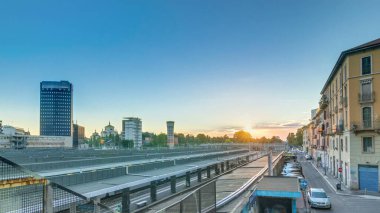 Garibaldi, Milano, İtalya günbatımı timelapse tren istasyonunda. Eski ve modern binalar çevresinde. Yaz günü, mavi gökyüzü