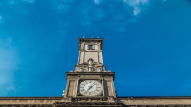 Giureconsulti Sarayı ile Milan şehir merkezinde Duomo Meydanı yakınındaki Mercanti meydanında Saat Kulesi timelapse. Mavi bulutlu gökyüzü yaz gün