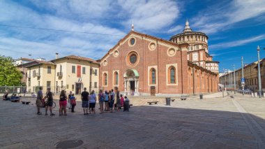 Santa Maria delle Grazie timelapse mavi bulutlu gökyüzü ile. Milan, İtalya. Bir bankta oturan insanlar. Bu kilise ve bitişik Dominik manastır 15th yüzyıl boyunca inşa edildi.