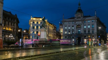 Cordusio Meydanı ve Dante ile gece geçiş timelapse moda ve lüks İtalyan başkenti saraylar, evler ve binalar gün çevreleyen sokak. Yazar ve şair Giuseppe Parini anıt. Tarafından geçen tramvaylar
