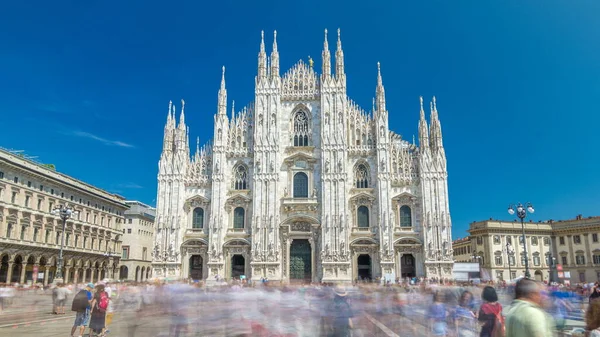 Czas Katedry Duomo Widok Przodu Ludźmi Chodzącymi Placu Gotyckiej Katedrze — Zdjęcie stockowe