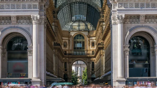 维托利奥艾玛努艾拉 Timelapse 大教堂广场 入口处的拱廊 这个画廊是米兰的旅游胜地 夏日蔚蓝的天空 人走在里面 — 图库照片