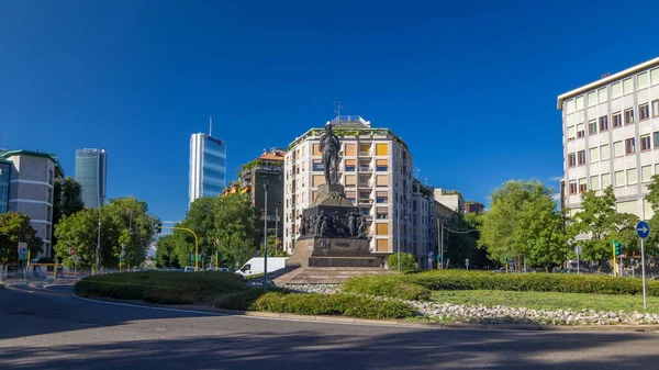 Statue Giuseppe Verdi Front Casa Verdi Timelapse Milan Italy Traffic — Stock Photo, Image