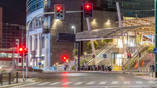 Milan Porta Nuova iş ilçe gece timelapse, Milano, İtalya içinde modern gökdelenler yakınındaki trafik. Trafik ışıkları ve arabalar. Yoldan görüntülemek