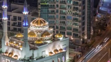 Dubai Marina ve Mohammed Bin Ahmed Almulla Camii 'nin modern konut mimarisi.