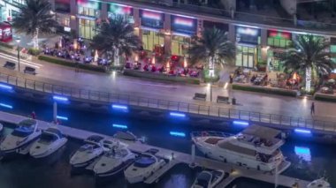 Dubai Marina Limanı 'ndaki rıhtım güvertesi gece uçuşları. Dubai, Birleşik Arap Emirlikleri