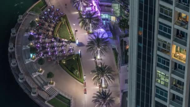 Passeggiata sul lungomare a Dubai Marina timelapse notte aerea. Dubai, Emirati Arabi Uniti — Video Stock