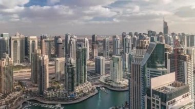 Dubai Marina gökdelenleri ve Jumeirah göl kuleleri Birleşik Arap Emirlikleri 'nin en üst düzey hava zaman aralığından görünüyor..