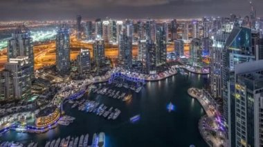 Dubai Marina gökdelenleri ve Jumeirah göl kuleleri Birleşik Arap Emirlikleri 'nin en üst düzey hava gece zaman çizelgesinden görünüyor..