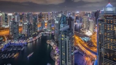 Dubai Marina gökdelenleri ve Jumeirah göl kuleleri Birleşik Arap Emirlikleri 'nin en üst düzey hava gece zaman çizelgesinden görünüyor..