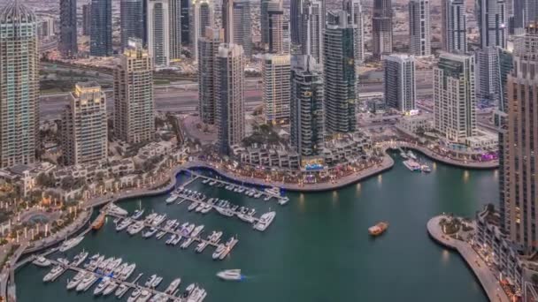 Dubai Marina arranha-céus e torres do lago jumeirah vista do topo do dia aéreo para a noite timelapse nos Emirados Árabes Unidos . — Vídeo de Stock