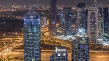 Dubai Marina gökdelenleri ve Jumeirah göl kuleleri Birleşik Arap Emirlikleri 'nin en üst düzey hava gece zaman çizelgesinden görünüyor..