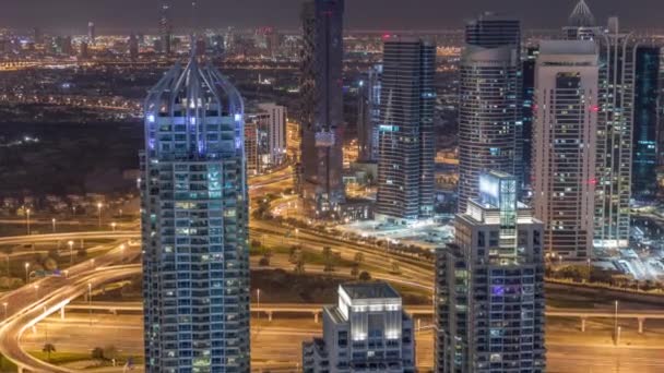 Небоскребы Dubai Marina и башни озера jumeirah вид с верхней воздушной ночью Timelapse в Объединенных Арабских Эмиратах . — стоковое видео