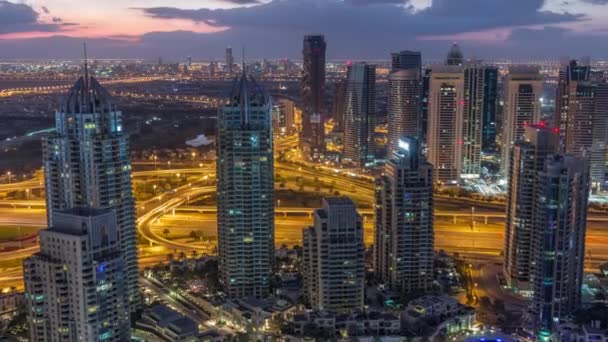 Dubai Marina felhőkarcolók és jumeirah tó tornyok kilátás a felső légi éjszaka a napi időeltolódás az Egyesült Arab Emírségek. — Stock videók