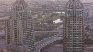 Dubai Marina gökdelenleri ve Jumeirah göl kuleleri Birleşik Arap Emirlikleri 'nin üst düzey hava zaman aralığından gün doğumu görüntüsü.
