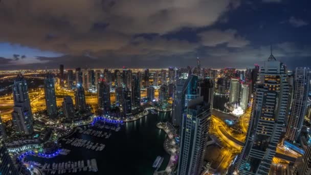 Dubai Marina rascacielos y torres de lago jumeirah vista desde la parte superior aérea noche al día timelapse en los Emiratos Árabes Unidos . — Vídeos de Stock